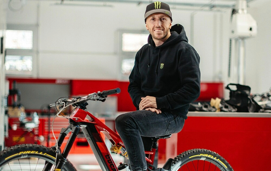 Tony Cairoli con la bike Ducati (Ph. Ducati)